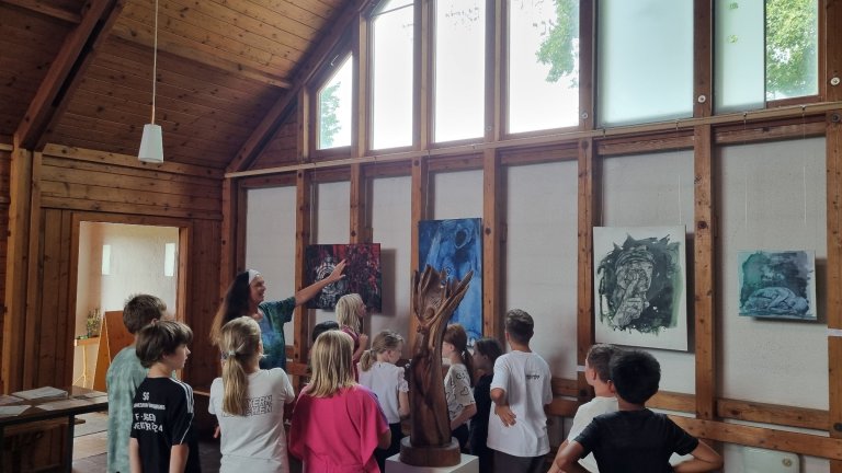 Schulbesucht Kunstausstellung